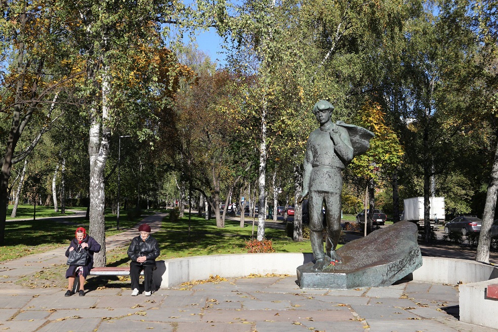 Бульвар есенина москва. Памятник Есенину на Есенинском бульваре. Памятники на Есенинском бульваре. Есенин памятник в Москве Кузьминки. Памятники в Кузьминках.